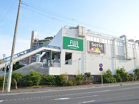 100円ショップのセリアを併設したお店です。営業時間は9時から24時です。