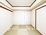 和室：【Japanese－style room】伝統的な日本情緒のある、温かみと落ち着きが感じられる和室です。来客時や一息つきたいときなどに利用できる用途多様な空間です。