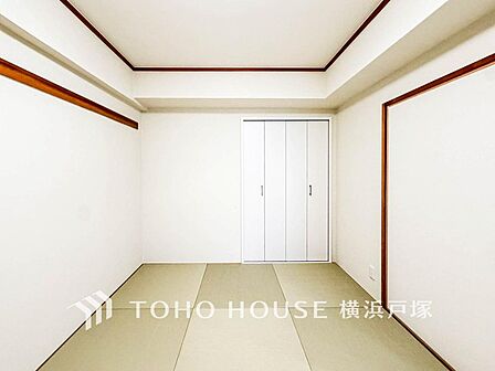 【Japanese-style room】伝統的な日本情緒のある、温かみと落ち着きが感じられる和室です。来客時や一息つきたいときなどに利用できる用途多様な空間です。