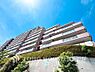 外観：【Appearance】陽光降り注ぐ青空の下、堂々とした佇まいのマンション。緑豊かな環境で、お子様とのびのび暮らせるでしょう。