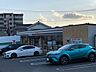 周辺：飲食料品や生活雑貨を取り揃え、周辺住民や通勤・通学者に便利なサービスを提供しています。ATMや宅配便受付などもあり、地域の暮らしをサポートしています。