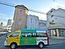 周辺：カラフルな通園バスが目を引く幸ヶ谷幼稚園。みなとみらいを望む丘の上に建っています。一週間のうち二日お弁当二日給食になっているのも働くママにはありがたい！