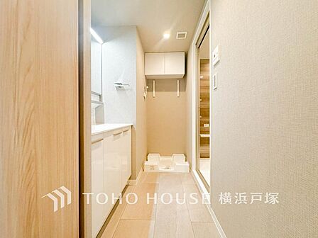 「Powder room」落ち着いた空間を演出するカラーと、ゆったり落ち着いてお使い頂ける広さが魅力のパウダールーム。居室からも独立しており、プライベート空間を保ちます。