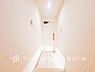 玄関：【Entrance】お客様をお迎えする玄関は落ち着いた雰囲気。帰り着くたびに洗練されたテイストの空間に迎えられ誇りと喜びを感じる玄関まわりです。