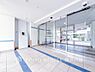 エントランス：【Entrance】エントランスは毎日の行き帰りで使う大事な空間です。明るい基調で華やかなデザインを採用。