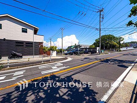 「Frontal road」落ち着きのある閑静な住宅街に佇む邸宅なので、ゆったりお住まいいただけます。