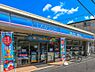 周辺：飲食料品や生活雑貨を取り揃え、周辺住民や通勤・通学者に便利なサービスを提供しています。ATMや宅配便受付などもあり、地域の暮らしをサポートしています。