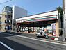 周辺：日常の買い物から急な必要品まで、いつでも対応する便利さを提供するコンビニ。お弁当やお惣菜、パンなどをはじめ、生活用品、お酒、たばこなども取り揃えています。