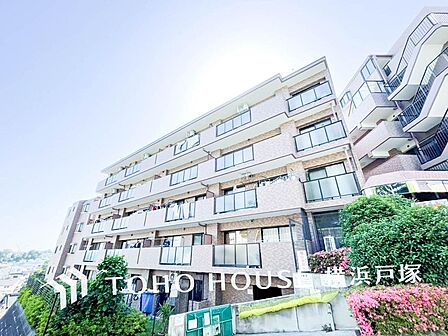 【Appearance】堂々たる趣ながら、主張し過ぎずどこか余裕を感じさせるシャープなフォルムで佇む邸宅は、晴天の空と照らし合わせる事で、本来あるべき完成形の姿を見せてくれます。