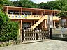 周辺：豊かな自然に囲まれた敷地で、裏山散策や四季の草花、池など自然体験を重視。絵画や楽器遊び、体育教室など多様な活動を通じて、子どもの社会性と自主性、思いやりの心を育む教育を行っています。