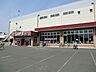 周辺：営業時間は9:00〜22:00（衣料品売場は21:00まで）。生鮮食品や惣菜、日用品などを幅広く取り扱い、仕事帰りにも立ち寄りやすいスーパーマーケットです。
