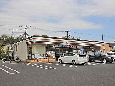 飲食料品や生活雑貨を取り揃え、周辺住民や通勤・通学者に便利なサービスを提供しています。ATMや宅配便受付などもあり、地域の暮らしをサポートしています。