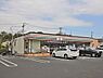 周辺：飲食料品や生活雑貨を取り揃え、周辺住民や通勤・通学者に便利なサービスを提供しています。ATMや宅配便受付などもあり、地域の暮らしをサポートしています。