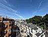 周辺：【View】開放感があり、遮るものもなく気持ちのいい景色が広がります。お部屋にも爽やかな風と暖かく柔らかな日差しが差し込み、毎日の暮らしを豊かに彩ります。