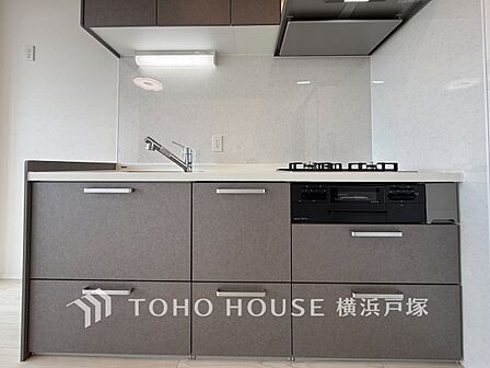 【Kitchen】誰もが使いやすいデザインにこだわったキッチン。プライベートスペースを彩るインテリアとしての美と、快適な日常を支える機能性と強さがひとつになったキッチンです。