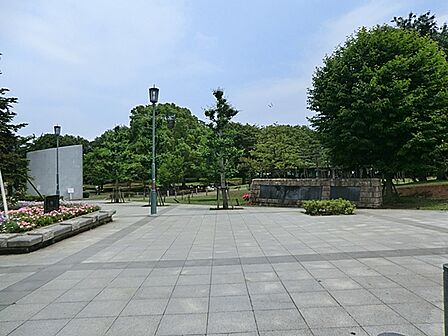 広い都市型公園で、芝生広場や遊具広場、テニスコートが整備され家族連れや学生に人気です。春は桜が楽しめ、周辺には図書館や文化施設、商業施設も揃い便利な環境です。
