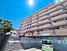 外観：【Appearance】小学校も近く子育てもしやすい街に佇むマンションです。周辺には生活利便施設も点在しており、日々の暮らしをイメージしながら現地をご覧いただけます。街の雰囲気もぜひご確認ください。