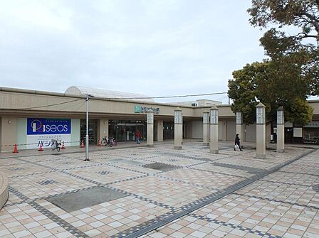 食料品の京急ストアはもちろん、ハックドラッグ・100円ショップ・クリーニング店・イレブンカット・生花店などが入ったショッピングモール。