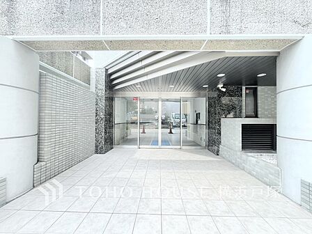 【Entrance】上質感漂うエントランス。めまぐるしく過ぎ行く日々の中でゆったりとした休息と癒しを提供してくれる居住者のプライベート空間があります。