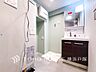 その他：【Powder room】脱衣スペースを含む空間はゆとりの広さを設け、また洗面化粧台にも収納スペースを設ける事により、散らかりやすい洗面スペースをスッキリ保てます。