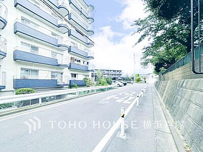 外観:【Frontal road】忙しく過ぎゆく日常を置き去るほど、ゆったりした時間が流れる住環境。 外観:【Frontal road】忙しく過ぎゆく日常を置き去るほど、ゆったりした時間が流れる住環境。