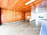 エントランス：【Entrance】洗練と温もりが調和するエントランスホール。訪れる人を心地よく迎え、特別な空間への期待感を高めます。