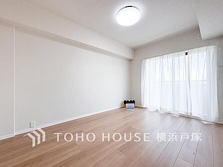 【Room】1日の疲れを癒し、心地よく寛げるようゆったりとした広さを確保しています。プライベートタイムをより優雅に穏やかに…。落ち着いた雰囲気を紡ぎます。