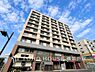 外観：「Appearance」堂々とそびえるマンション。周辺には生活施設も点在し、日々の暮らしをイメージしやすい住環境です。現地では建物の雰囲気や周辺の街並みをあわせてご確認いただけます。