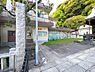 周辺：緑の森林を背景に自然に恵まれ、屋上からの眺望も美しい園舎。みんなで楽しく遊び、学びます。