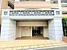 エントランス：【Entrance】上質感漂うエントランス。めまぐるしく過ぎ行く日々の中でゆったりとした休息と癒しを提供してくれる。