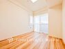 洋室：【Room】1日の疲れを癒し、心地よく寛げるようゆったりとした広さを確保しています。プライベートタイムをより優雅に穏やかに…。落ち着いた雰囲気を紡ぎます。