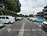 駐車場：「Car space」ゆったりとした駐車スペースを確保いたしましたので、大きめのお車でも駐車可能です。空き状況は随時ご確認ください