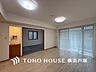 リビング/ダイニング：「Living room」くつろぎと交流の中心、広がる空間。温もりと光に包まれたリビングで、家族の絆が深まる毎日を。
