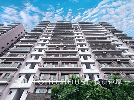 【Appearance】爽やかな青空の下に贅沢なほどに降り注ぐ陽光、豊かな居住性と、クオリティが見事に調和した住空間は、住まうことの喜びを感じさせてくれます。