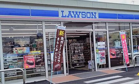 車でのアクセスが良いロードサイドのコンビニ。こだわりのカフェや人気スイーツ、お弁当が並び、日常の買い物からドライバーの休憩まで活躍します。