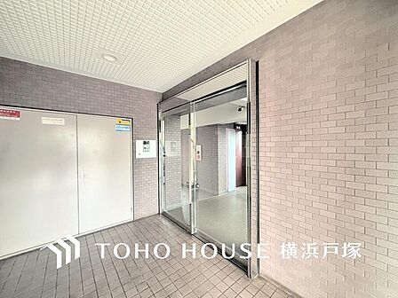 【Entrance】足を踏み入れると静穏な時間が流れるエントランスホール。心やすらぐ憩いのスペース。ゆったりと寛ぎながら、思い思いの時間を過ごせる空間です。