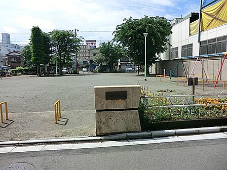 大和東公園まで約400m。砂場、ブランコ、すべり台、ジャングルジム、鉄棒などの遊具が充実しています。また、大人向けの健康遊具も設置されており、地域の憩いの場、健康づくりの場として利用されています。