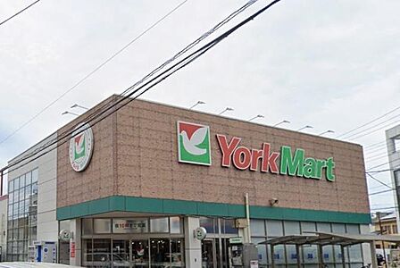 ヨークマート大和中央店まで約400m。営業時間は9:00から22:00までで、屋上駐車場も備えています。食料品を中心に品揃えが豊富で、駅利用者にも便利な店舗として利用されています。