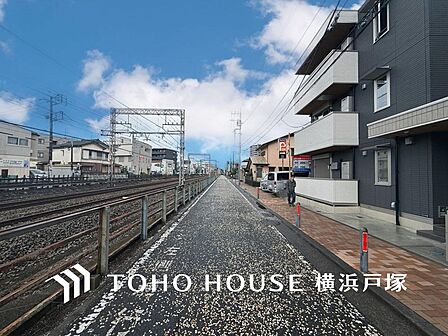 【Frontal road】周辺に建ち並ぶ邸宅も、それぞれに個性がありながらも全体的に瀟洒な雰囲気を醸し出している邸宅街の一角。