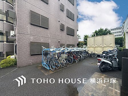 【Cycle lot】こちらは駐輪場。平置きの自転車スペースは、出し入れもスムーズにできるので、忙しいお出かけ時にもさっと出せるのが魅力的。大切な1分1秒を無駄にしません。