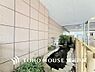 エントランス：【Entrance】植栽の位置や開放的なエクステリアも含めて美しくトータルにデザインされています。時間のゆとりと空間、爽やかな陽光がもたらす光と風を贅沢なまでに感じる暮らしが始まります。
