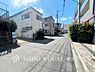 外観：「Frontal road」忙しく過ぎゆく日常を置き去るほど、ゆったりした時間が流れる住環境。「快適」は「家」と「街」と「環境」が調和した時に訪れるだと改めて感じさせてくれます。