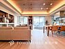 リビング/ダイニング：【Living room】リビングも広く設け、訪れる人々を暖かく迎えてくれます。シンプルで居心地の良いリビングスペース。家族の時間をゆったり楽しめる、温もりを感じる住まいの中心。