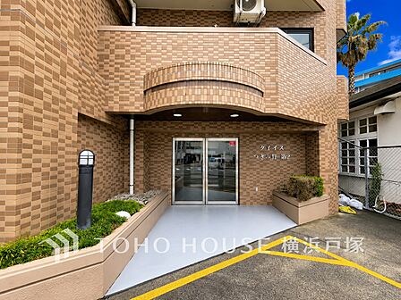 【Entrance】エントランスは毎日の行き帰りで使う大事な空間です。明るい基調で華やかなデザインなので、毎日も気持ちよく、またご友人なども素敵に迎え入れられます。