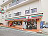 周辺：飲食料品や生活雑貨を取り揃え、周辺住民や通勤・通学者に便利なサービスを提供しています。ATMや宅配便受付などもあり、地域の暮らしをサポートしています。