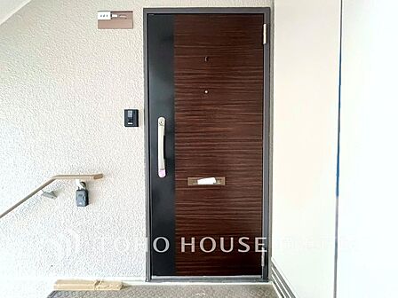 【Entrance】居住者の帰り、訪れる方を優しく迎え、やすらぎに満ちた生活空間を予感させる。健やかな暮らしを楽しめそう。