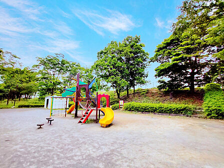 丸山台公園まで約350m。緑を感じながら散策も楽しめる大きな公園。遊具のエリアや芝生広場、テニスの壁打ち設備もあり、様々に楽しめます。