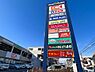 周辺：ディスカウントスーパーのオーケー、衣料品店、100円ショップ、ドラッグストア、ブックオフ、サイゼリアなどの飲食店が入った複合施設。週末は家族連れでにぎわいます。