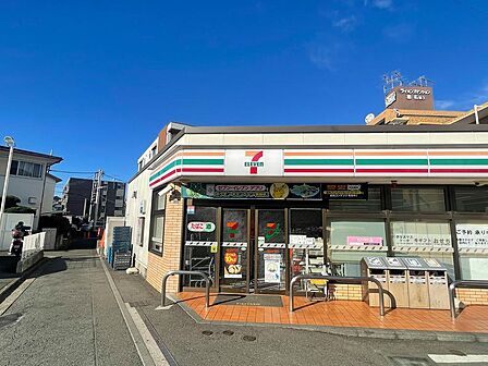 飲食料品や生活雑貨を取り揃え、周辺住民や通勤・通学者に便利なサービスを提供しています。ATMや宅配便受付などもあり、地域の暮らしをサポートしています。