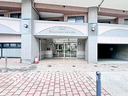 【Entrance】明るい基調で華やかなデザインなので、毎日も気持ちよく、またご友人なども素敵に迎え入れられます。
